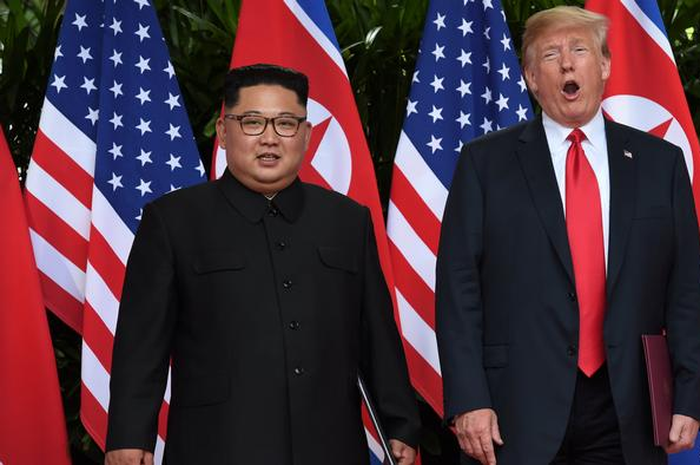 Donald Trump saat bersama Kim Jong Un