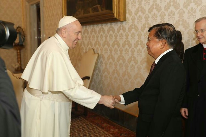 Jusuf Kalla saat bertemu Paus Franciscus