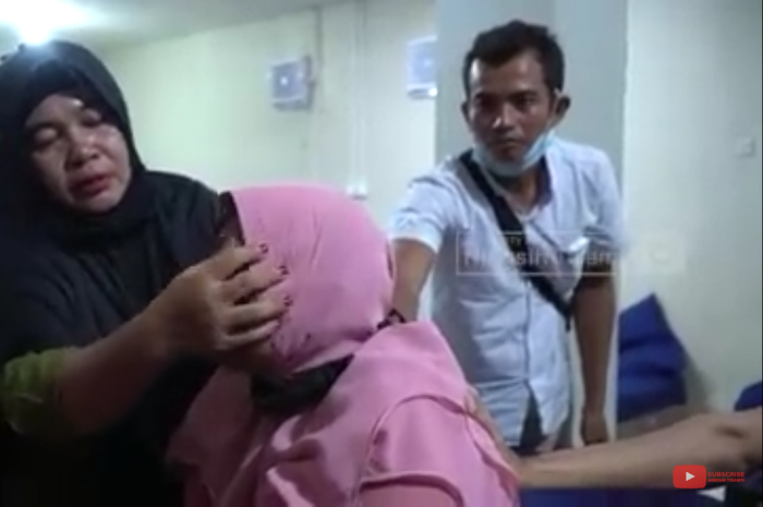 Ningsih Tinampi saat mengobati pasien
