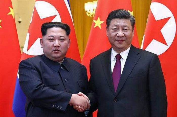 Pemimpin Tertinggi Korea Utara Kim Jong Un dan Presiden China Xi Jinping. China ketahuan mengimpor batubara dari Korea Utara di tengah konflik dagang dengan Australia atas batubara dan impor lainnya