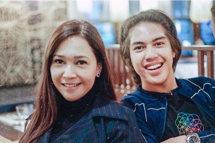 Maia Estianty bersama putra keduanya, El Rumi.