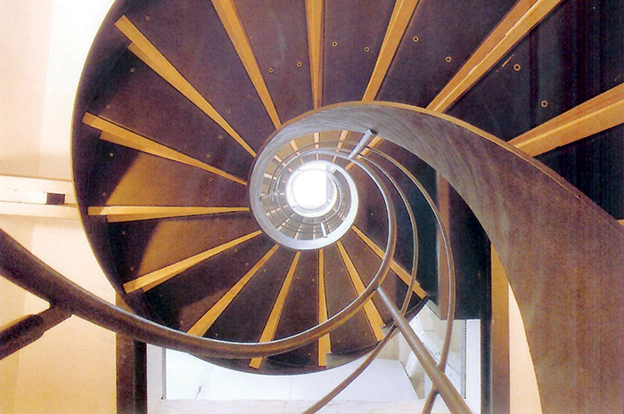 Bentuk lingkaran dalam tangga putar.