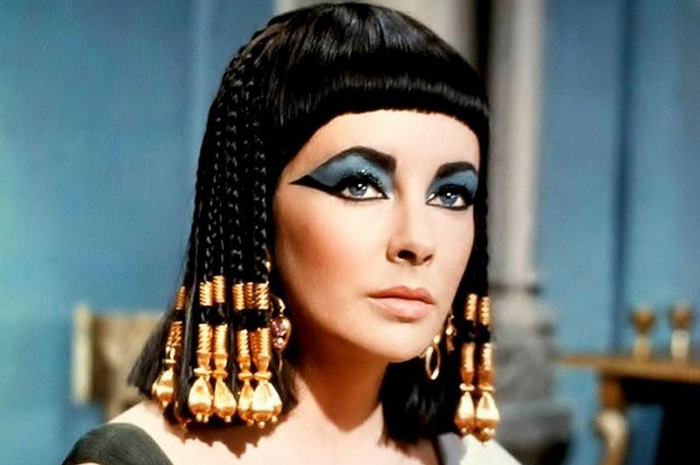 Cleopatra yang diperankan oleh Elizabeth Taylor dalam film