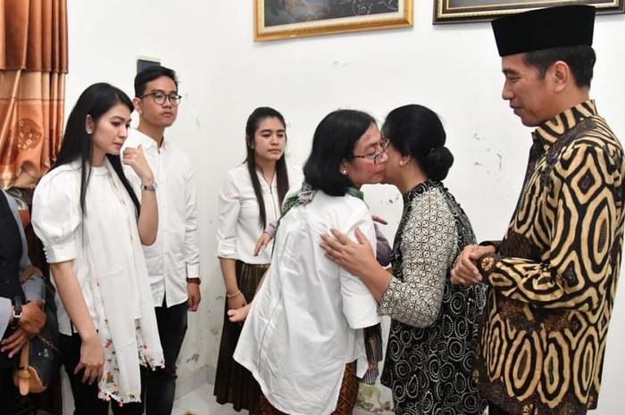 Ibunda Selvi Ananda, Sri Partini sedang mencium pipi Ibu Negara, Iriana Joko Widodo, disaksikan oleh Presiden Joko Widodo, sang anak Gibran Rakabuming Raka dan istrinya, Selvi Ananda.