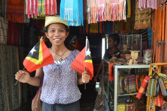 Pedagang aksesoris di Market Tais, di Timor Leste, Dili.