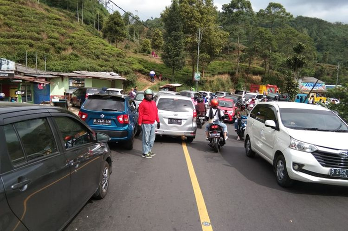Mau libur panjang, bikers catat titik rawan kemacetan di Puncak Bogor, Jawa Barat.