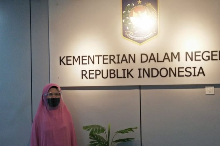 Yaidah berburu akta kematian putranya hingga ke kantor Kemendagri Jakarta.