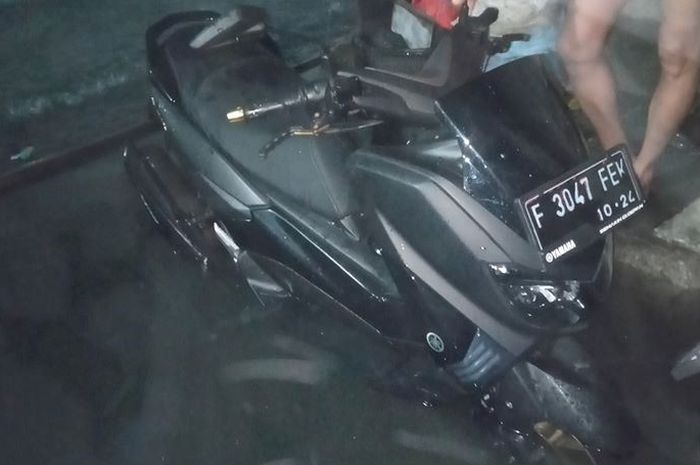 Sadis! Yamaha NMAX sakti terobos genangan banjir tetap bisa nyala mirip jetski, tipsnya cuma begini.