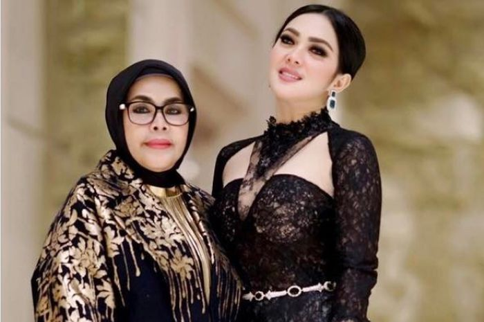 Syahrini dan sang Ibunda