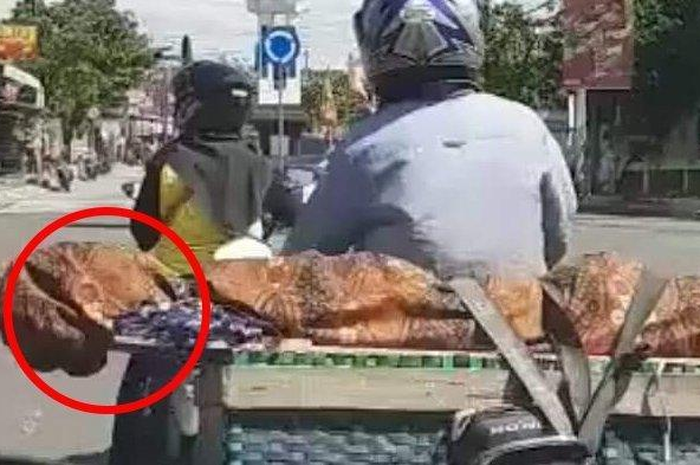 Jenazah yang diangkut menggunakan sepeda motor itu adalah Ginem Suharti yang meninggal dunia di usia 80 tahun.