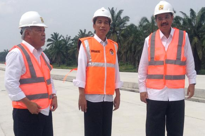 Jokowi meninjau pembangunan infrastruktur.