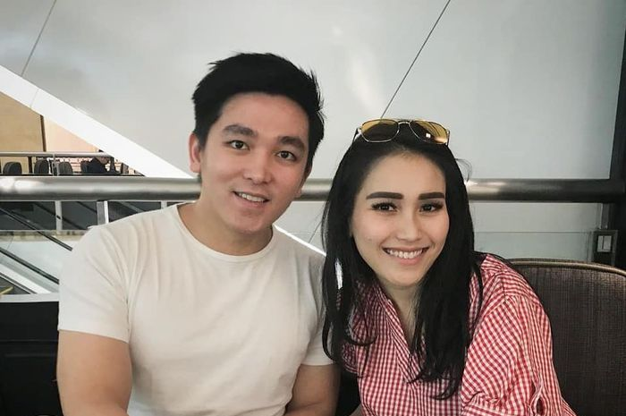 dr Ervan saat makan malah dengan Ayu