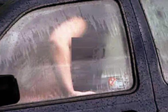 Ilustrasi mesum di mobil.