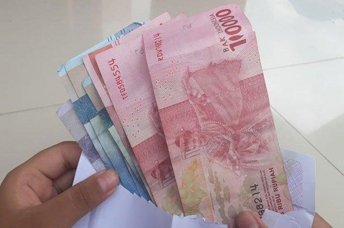 Ilustrasi pembagian BLT. Bantuan subsidi gaji Rp 1,2 juta ditransfer sebentar lagi.