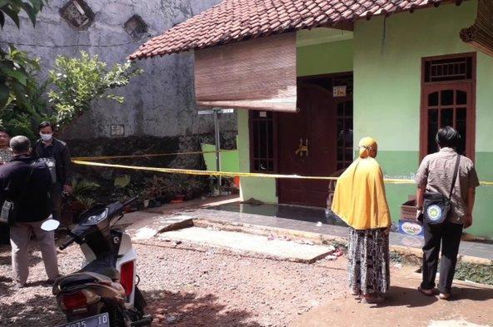 Sesosok mayat wanita berinisial AM (28) gegerkan warga Kampung Lingkungan II Citatah Dalam, Kelurahan Ciriung, Kecamatan Cibinong, Kabupaten Bogor, Selasa (3/11/2020).