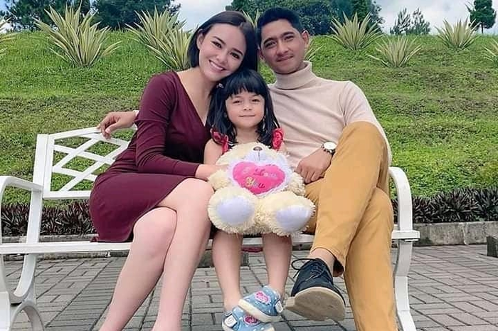 Arya Saloka bersama Amanda Manopo dan pemeran Reyna