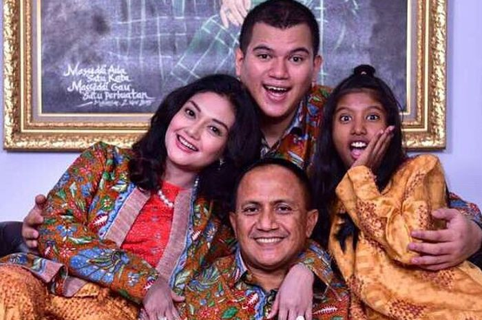 Bella Saphira dan Mayor Jenderal TNI Agus Surya Bakti serta keluarga