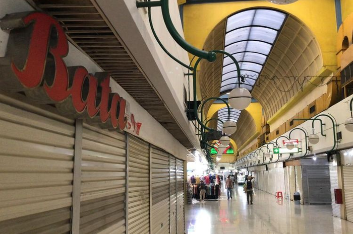Suasana lorong Blok M Mall, Jakarta pada Sabtu (31/10/2020) siang. Blok M Mall disebut pedagang sudah mati dan tak berjaya seperti tahun 1990-2000an.