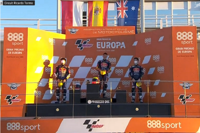 Wow pembalap Indonesia, Mario Suryo Aji naik podium di sirkuit MotoGP Eropa 2020 pada ajang Red Bull Rookies Cup 2020