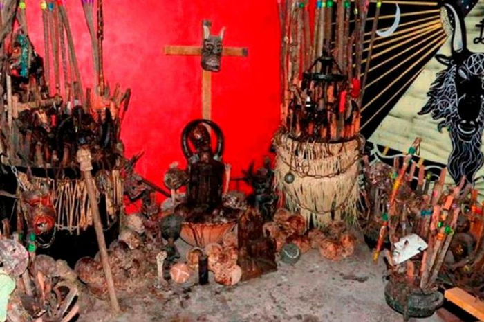 Dalam kultus ini ada tradisi yang sangat mengerikan, di mana para anggotanya melakukan pemujaan laiknya sekte pemuja setan.