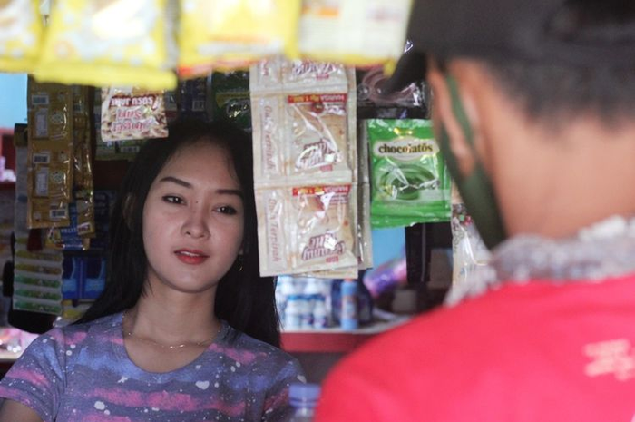 Intan Rose, penunggu warung di Cianjur, Jawa Barat, yang dianggap mirip selegram Anya Geraldine sedang melayani pembeli.