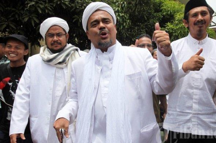Kepulangan Habib Rizieq disambut simpatisan yang padati bandara Soekarno Hatta, intip potretnya.