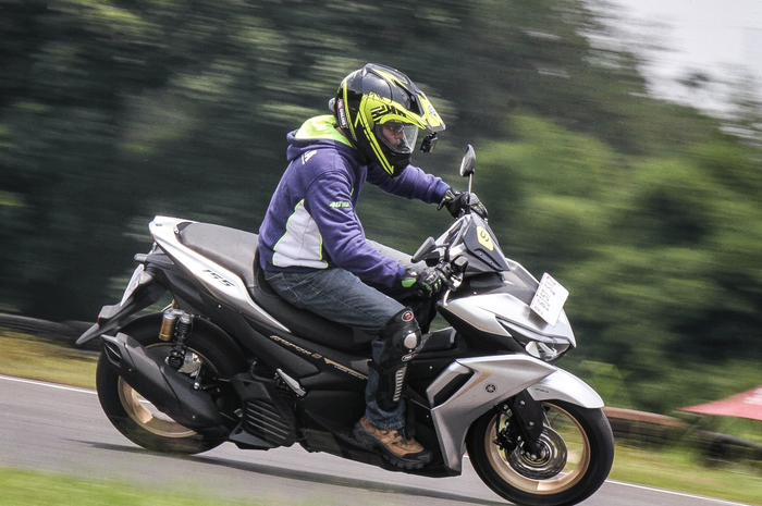 Baru saja diluncurkan Yamaha All New Aerox 155 Connected, langsung geber dari Yamaha Flasgship Store Cempaka Putih ke Sirkuit Sentul untuk pembuktian keiritan dan performanya.