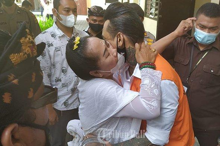 I Gede Ary Astina alias Jerinx diperciki air suci (tirta) oleh Ida Rsi Bujangga yang merupakan ibunda Jerinx jelang sidang di kasus dugaan ujaran kebencian 'IDI Kacung WHO' di Pengadilan Negeri Denpasar, Selasa (10/11/2020). 