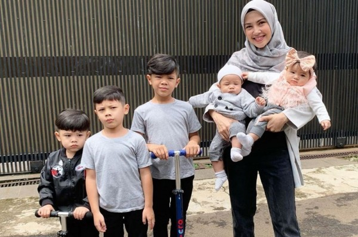 Ratna Galih peras keringat mengurus 5 anaknya. 