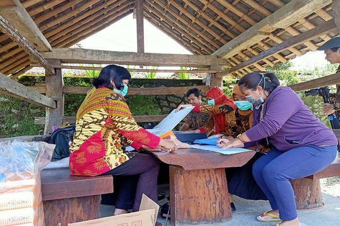 Guna mencegah terjadinya kehilangan dokumen berharga di tengah ancaman erupsi merapi, Pemerintah Klaten menghadirkan program  alih-media bernama Titip Bandaku