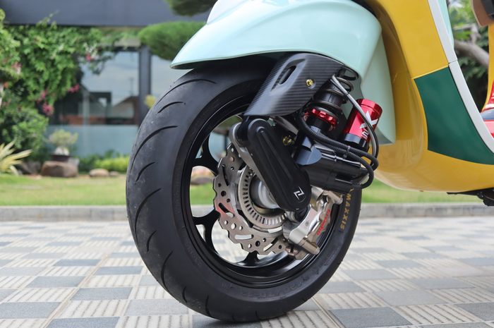 Vespa Primavera Sean Wotherspoon ini pakai sokbreker elektrik Shark Factory X2E.