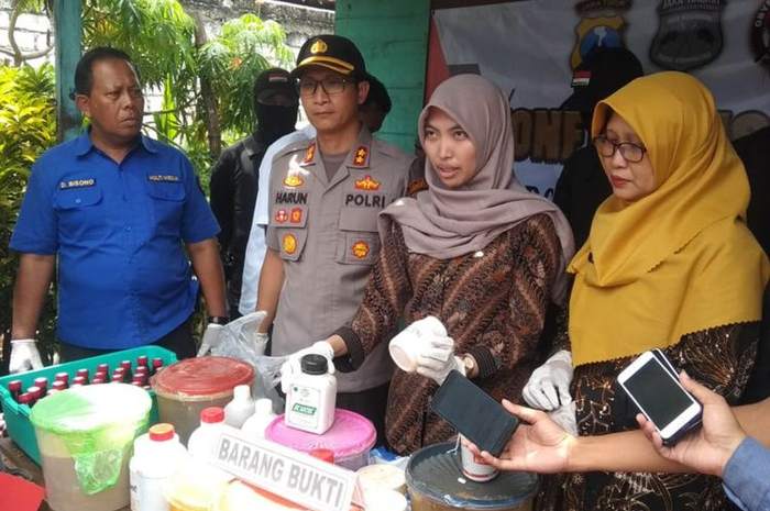 Hati--hati, pabrik jamu ini meski sudah lama beroperasi gunakan air hujan dan zat kimia yang seharusnya tidak digunakan.