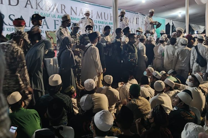 Tamu undangan pernikahan putri Rizieq Shihab, Shafira Najwa Shihab, mulai berdatangan ke Petamburan, Jakarta Pusat, Sabtu (14/11/2020) malam. Pantauan kompas.com pukul 18.45 WIB, para tamu duduk berdesakan di depan panggung yang telah disediakan. Tak ada jaga jarak minimal satu meter sesuai protokol