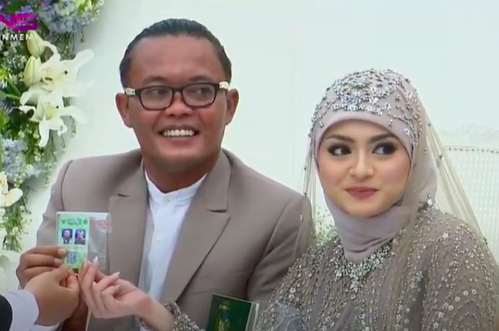 Sule resmi menikahi Nathalie Holscher dengan maskawin emas 75 gram, uang Rp 200 juta, dan seperangkat alat salat tepat di hari ulang tahunnya, Minggu (15/11/2020)