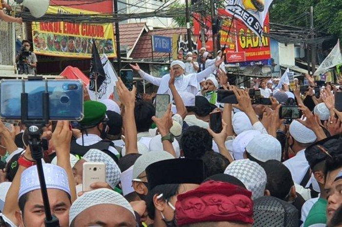 Imam Besar Front Pembelas Islam (FPI) Habib Rizieq Shihab tiba di Petamburan, Tanah Abang, Jakarta Barat pada Selasa (10/11/2020) 