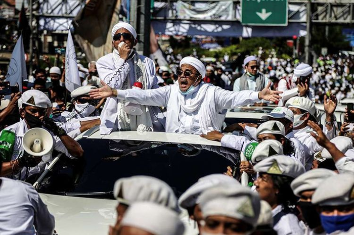 Pemimpin Front Pembela Islam (FPI) Rizieq Shihab menyapa simpatisannya saat tiba di daerah Puncak, Bogor, Jawa Barat, Jumat (13/11/2020). Dalam kunjungan tersebut, Rizieq Shihab dijadwalkan menghadiri acara peresmian pembangunan Masjid Raya di Markaz Syariah Pesantren Alam Agrokultural sekaligus mengisi ceramah shalat Jumat.