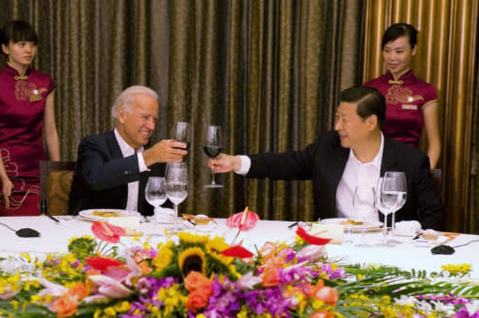 Ketika Joe Biden dan Xi Jinping makan malam pada tahun 2011.