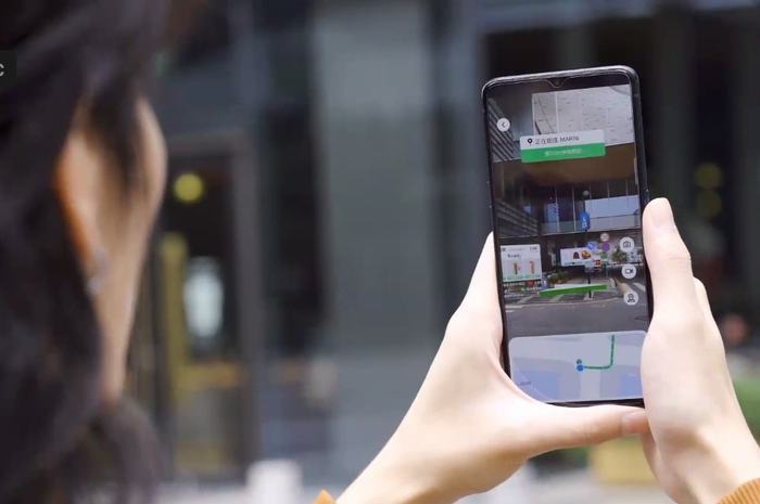 Ilustrasi penggunaan aplikasi Oppo CyberReal AR.