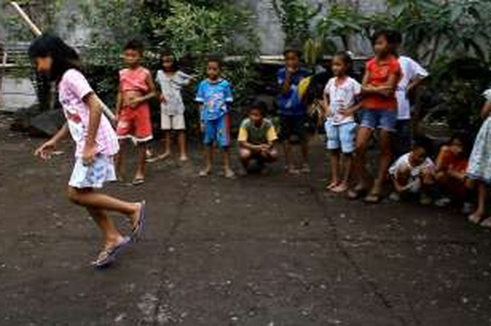 Anak-anak sedang memainkan permainan Cenge-cenge, salah satu jenis permainan tradisional anak di Sulawesi Utara.  