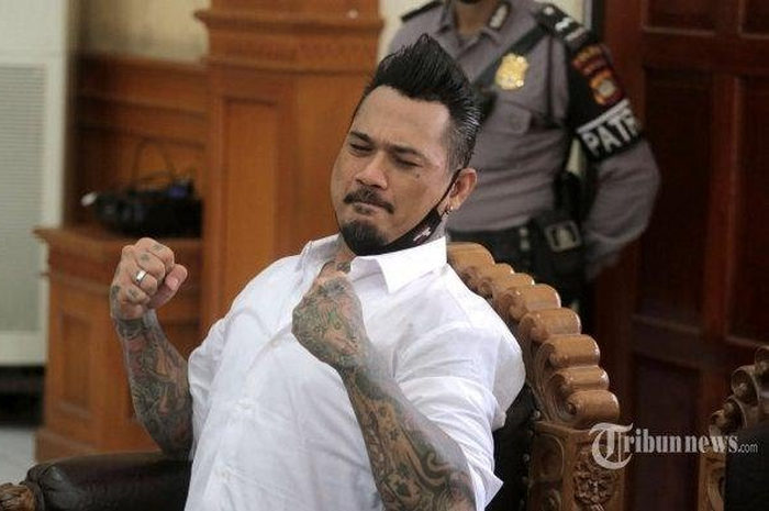 Jerinx divonis 1 tahun dua bulan penjara. 