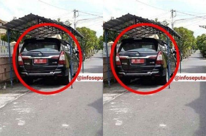 Viral foto mobil plat merah diparkirkan di sebuah garasi yang memotong jalan.