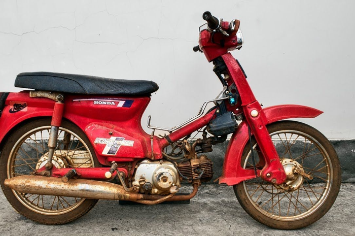 Honda C70 yang karatan karena sudah mangkrak puluhan tahun