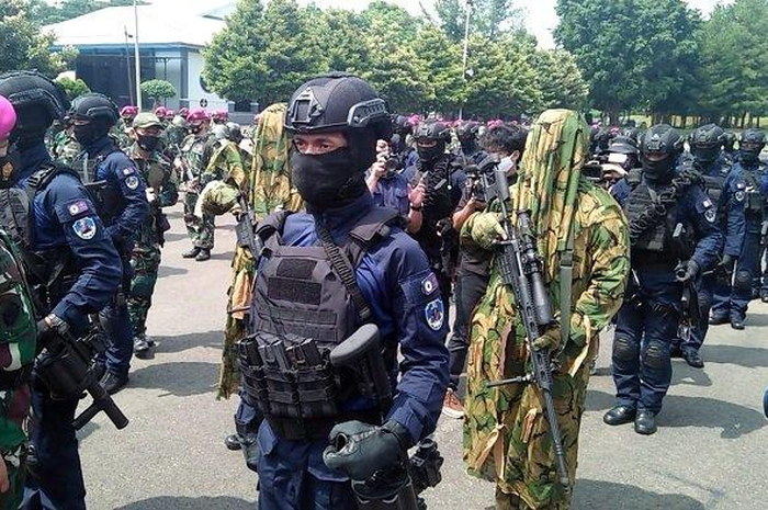 Panglima TNI Marsekal Hadi Tjahjanto berdialog dengan prajurit Pasmar 1 Korps Marinir, saat inspeksi mendadak di Lapangan Apel Brigif 1 Cilandak, Jakarta Selatan, Kamis (19/11/2020). 