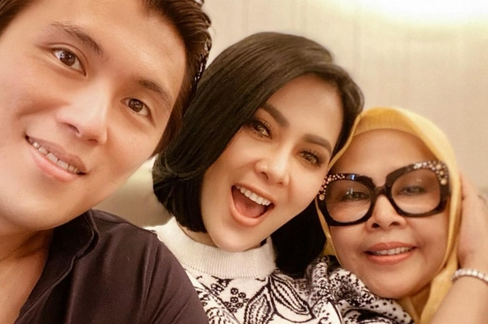 Outfit baju ibunda Syahrini