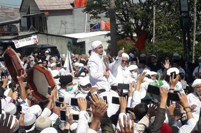 Kedatangan Pemimpin Front Pembela Islam (FPI) Habib Rizieq di Puncak Bogor disambut ribuan simpatisan, Jumat (13/11/2020).