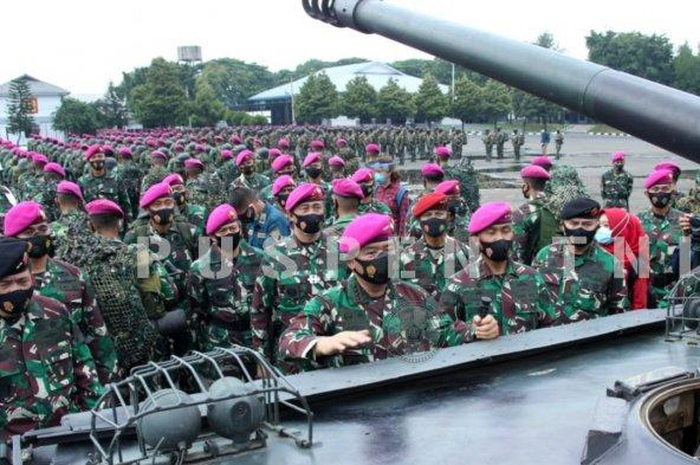 Panglima TNI Marsekal TNI Hadi Tjahjanto, S.I.P., memeriksa armada tank Korps Marinir TNI AL di Cilandak, Jakarta Selatan, Kamis (19/11/2020). 