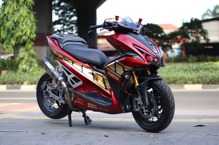 Modifikasi Yamaha Aerox 155 makin galak, monosok dan buritan ala Yamaha R1M jadi pilihan.