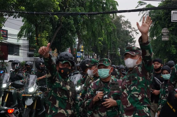 Pangdam Jaya, Mayjen Dudung Abdurachman melambaikan tangan ke arah massa pendemo di Jalan Wahid Hasyim, Menteng, Jakarta pada Selasa (13/10/2020) sore.