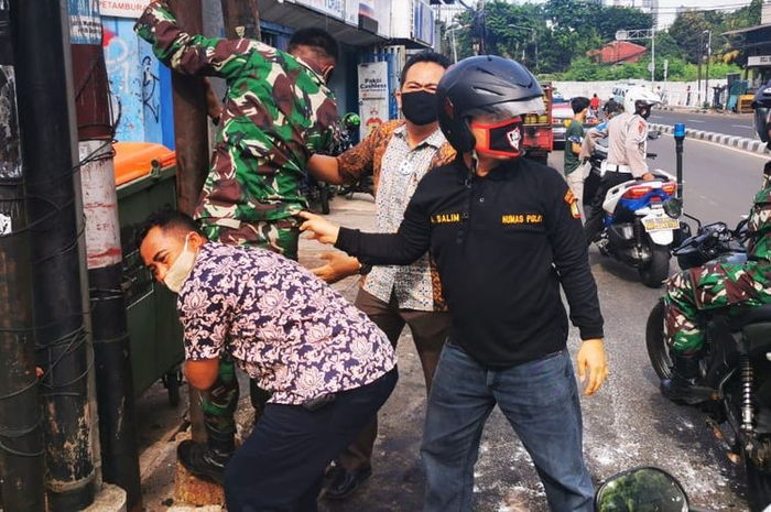 Polri-TNI ketika melakukan pencopotan baliho bergambar RIzieq Shihab di Jakarta, Jumat (20/11/2020).