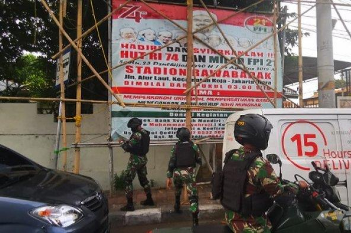 Aparat gabungan TNI-Polri menurunkan baliho Rizieq Shihab di kawasan Slipi, Jumat (20/11/2020). 